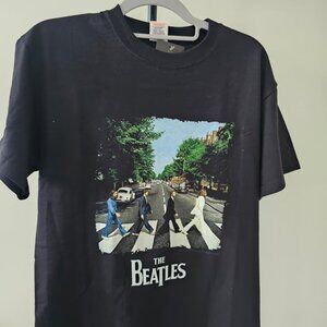 The Beatles. T-SHIRT. SIze M. Color Black. NWT